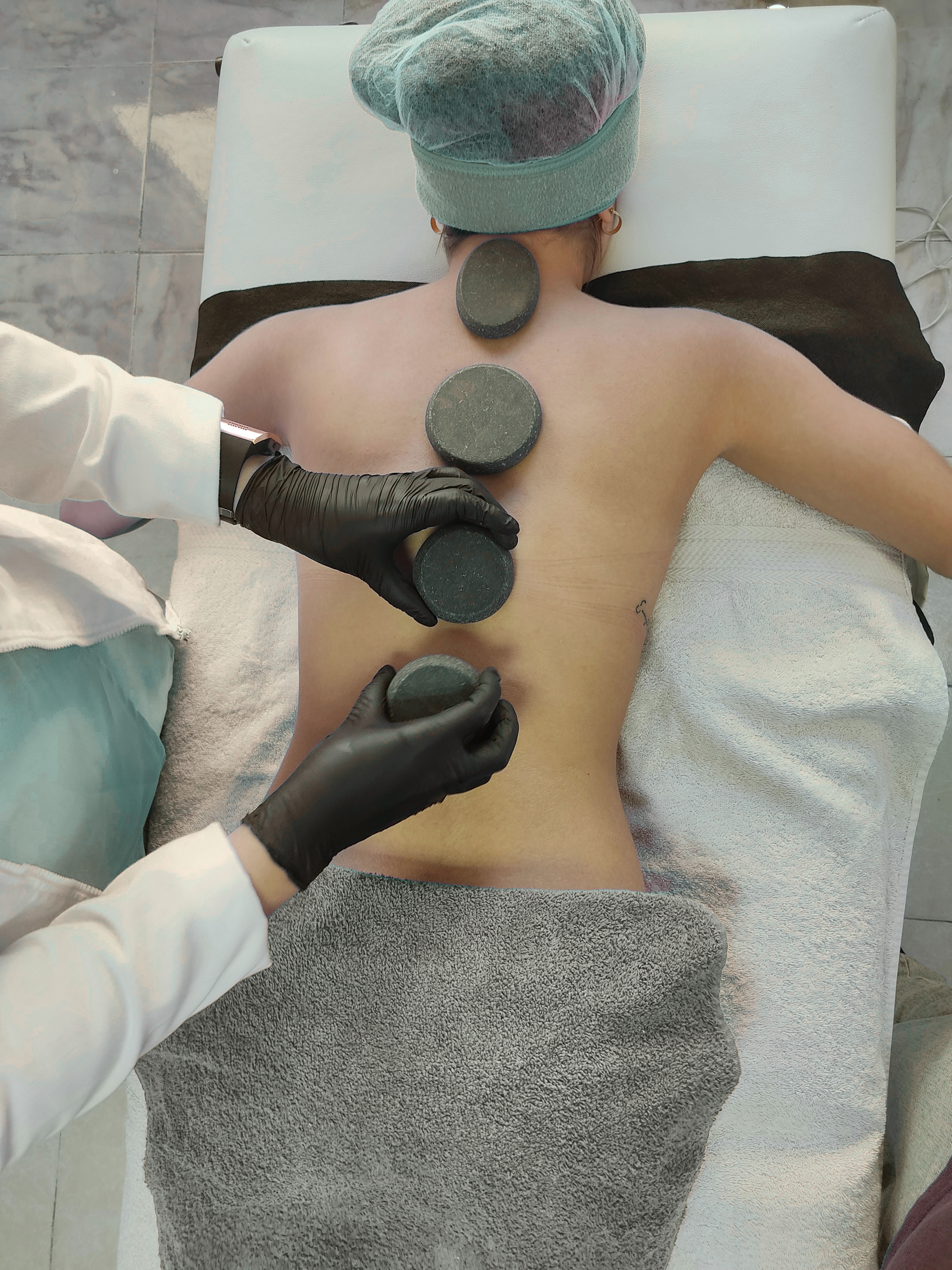 Técnica profissional de massagem terapêutica para liberação miofascial e alívio de dores musculares